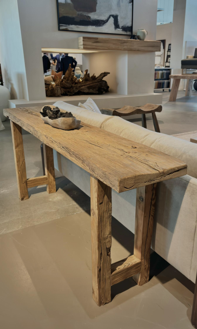 Field coordination checkpoint for custom furniture installation: verifying plane, tolerances, and service access before release