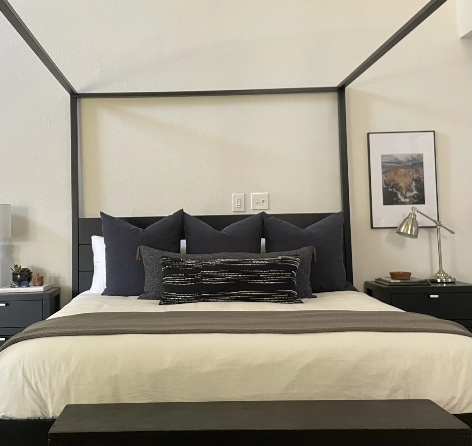 An infographic illustrating Feng Shui principles for arranging a bedroom to create a harmonious and relaxing sanctuary
